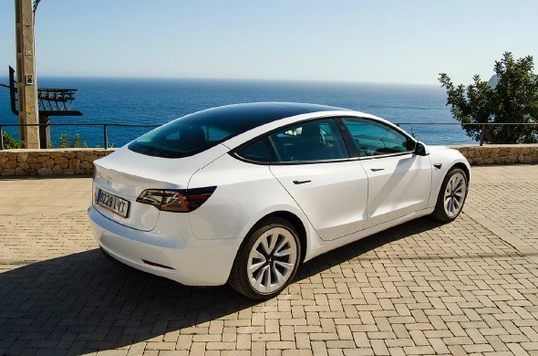 bloque-SEO-tesla Tesla con mar de fondo