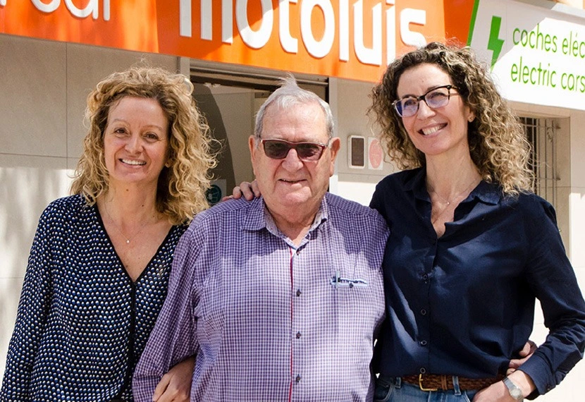Familia Roig frente a oficina de Moto Luis